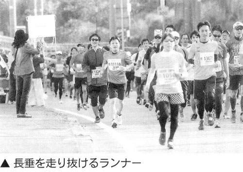 福岡マラソン2016 ランナー、玄洋校区の温かい応援の中を…